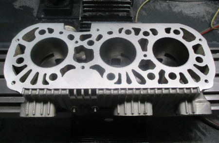 Suzuki GT750 Zylinderbank planen Kopfseite